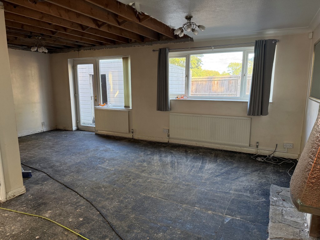 Lot: 137 - SUBSTANTIAL SIX-BEDROOM DETACHED PROPERTY WITH POTENTIAL FOR SUB-DIVISION - Living room with glazed door to rear patio